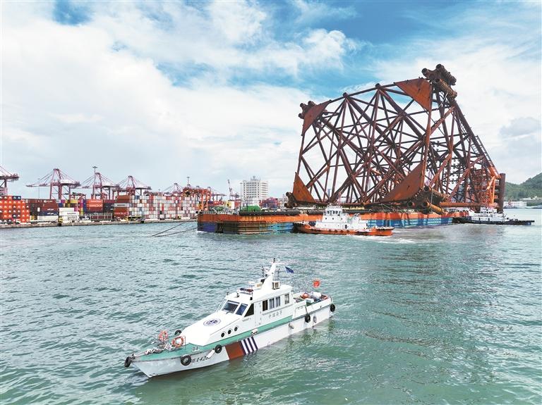2024.06.11 万吨级西江30-2DPPB平台导管架从深圳赤湾建造场地顺利出港。 深圳特区报记者 胡蕾 通讯员 潘雅吉 摄.jpg